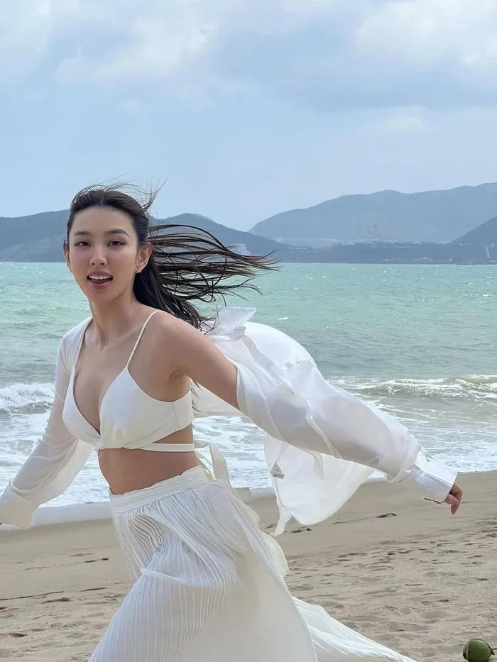 Hoa hậu Thùy Tiên gặp sự cố khi thể hiện ca khúc 'Thu cuối' 