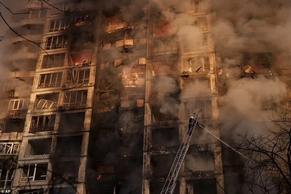 Lực lượng cứu hỏa Ukraine làm việc tại một tòa nhà chung cư bị đánh bom ở Kiev.