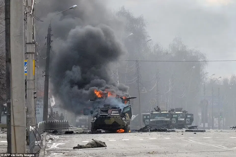 Một xe bọc thép Nga bóc cháy trong cuộc đụng độ ở Kharkiv.