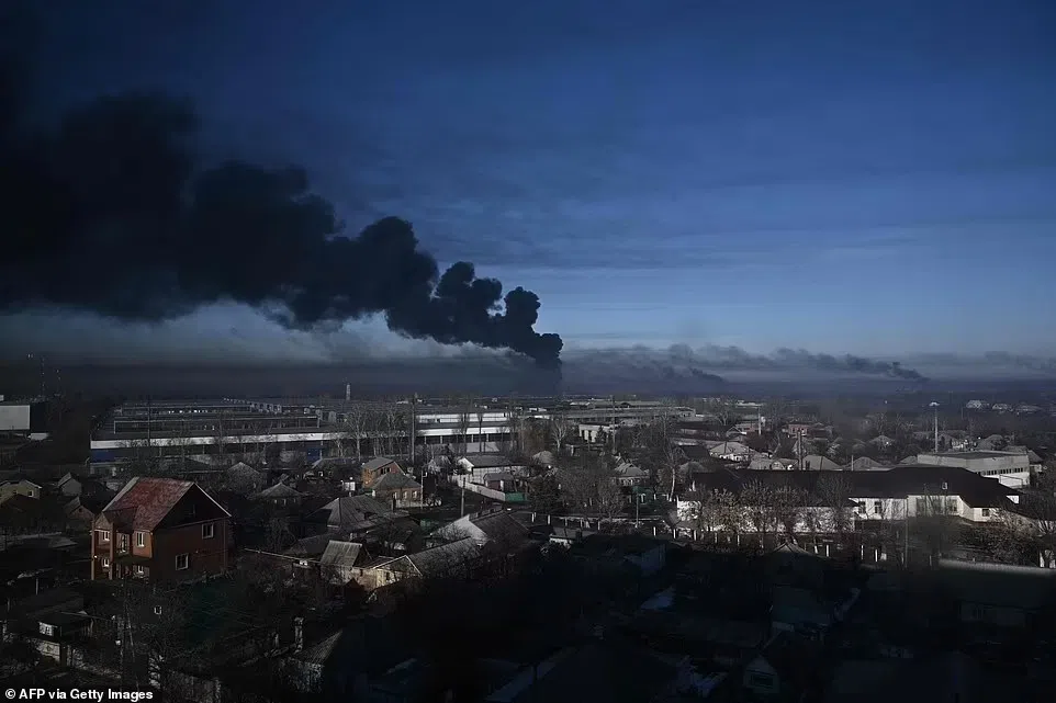 Ngày 1, khói bốc lên từ một sân bay quân sự ở Chuguyev gần Kharkiv.