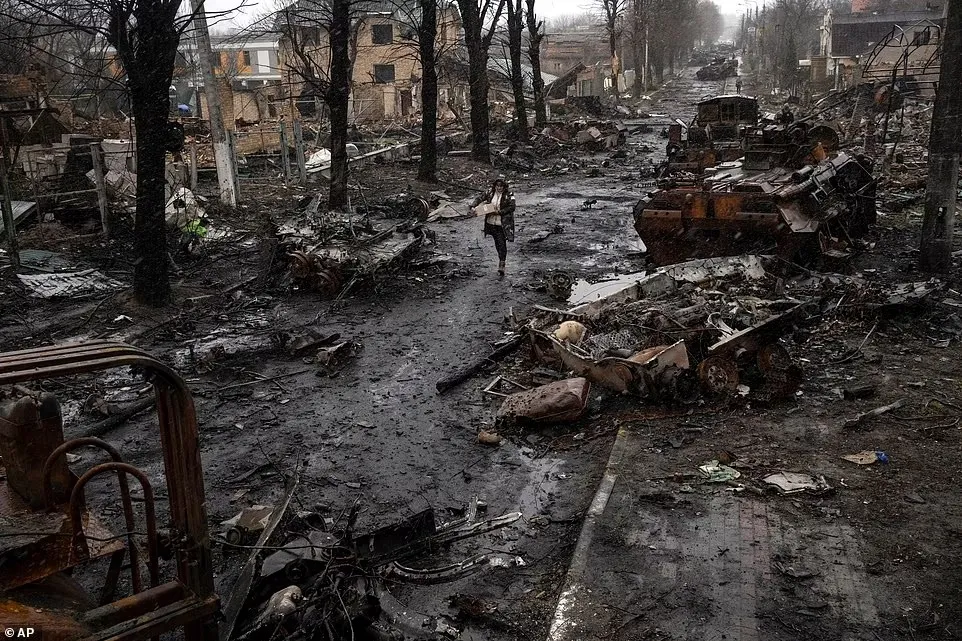 Một con phố đầy mảnh vỡ, nơi các phương tiện quân sự bị phá hủy của Nga đứng ở Bucha, gần Kiev.