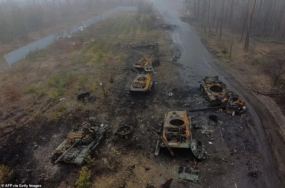 Hình ảnh trên không cho thấy các xe bọc thép của Nga bị đốt cháy ở ngoại ô Kyiv.