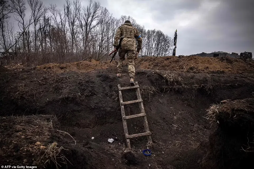 Một quân nhân Ukraine bước ra khỏi chiến hào ở tuyến đầu, phía đông Kharkiv.
