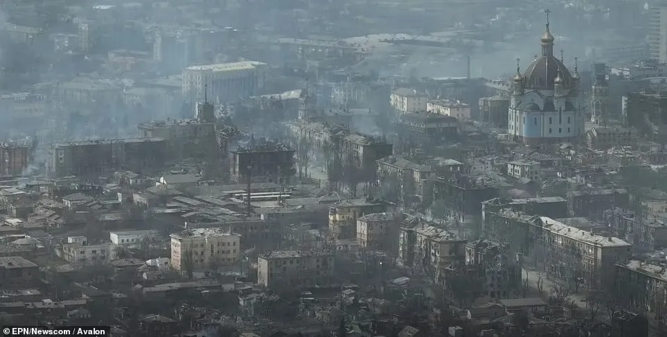 Quang cảnh thành phố Mariupol bị bao vây bị tàn phá.
