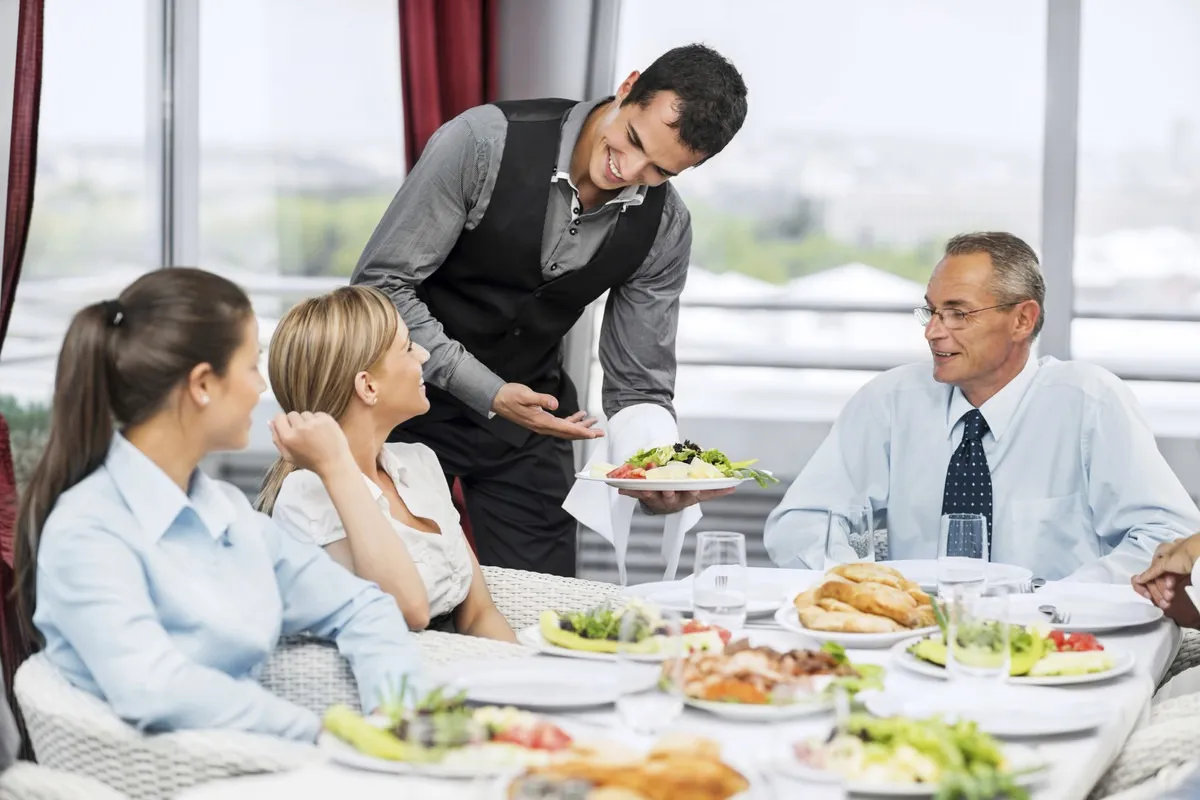 4 thói xấu trên bàn ăn vạch trần bản chất con người: Ai có thói quen đảo bới thức ăn hãy bỏ ngay!