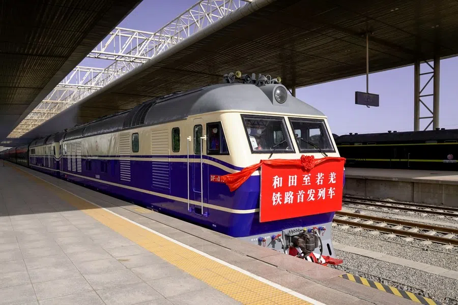 Chuyến tàu đầu tiên của tuyến đường sắt Hotan-Ruoqiang rời ga Hotan ở Hotan, phía tây bắc khu tự trị Tân Cương của Trung Quốc, ngày 16 /6/2022. Ảnh: Tân Hoa Xã
