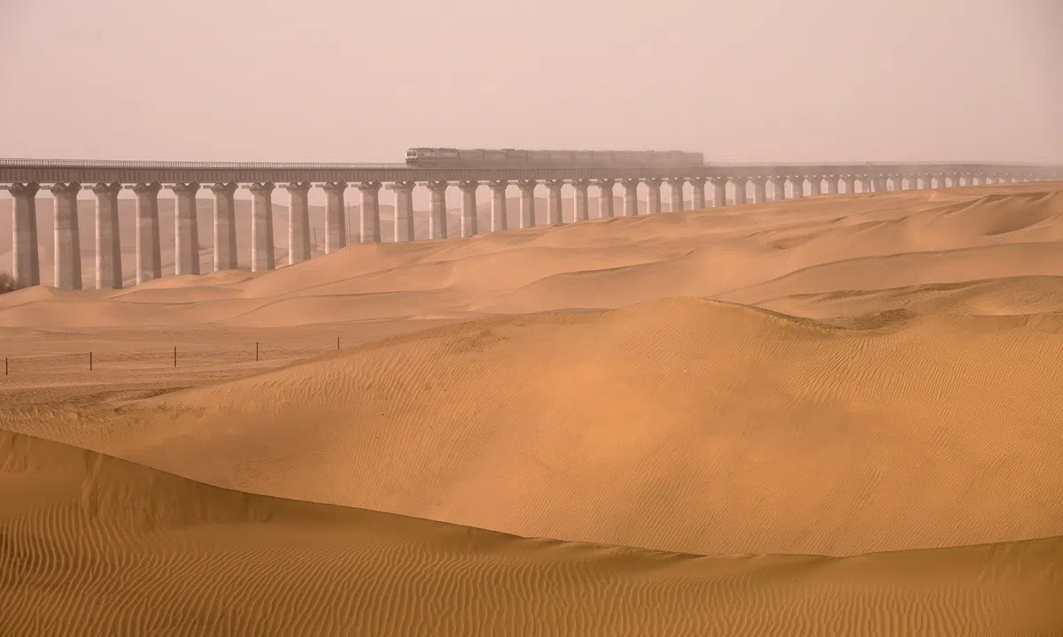 Trung Quốc thử nghiệm đường sắt quanh sa mạc đầu tiên thế giới, đoạn Hòa Điền-Nhược Khương ở Tân Cương. Ảnh: Global Times