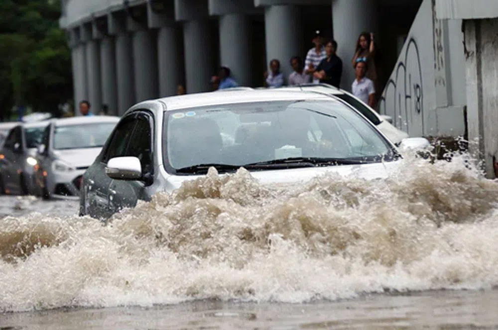 7 lưu ý khi lái xe ô tô mỗi lần tham gia 'giải bơi lội' trên đường phố