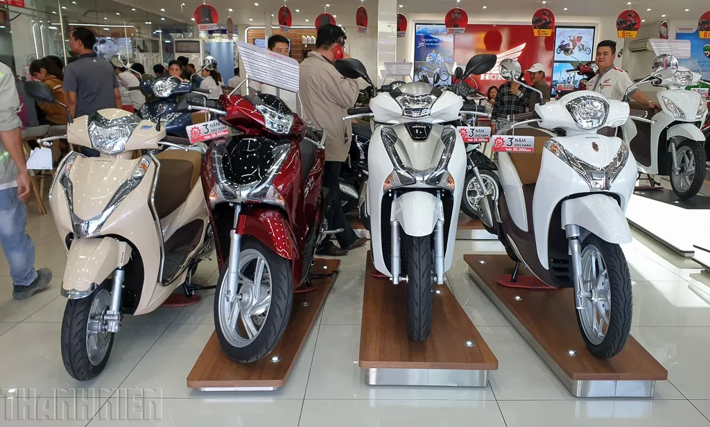 Loạt xe máy Honda thi nhau tăng giá, SH vọt lên cao nhất 