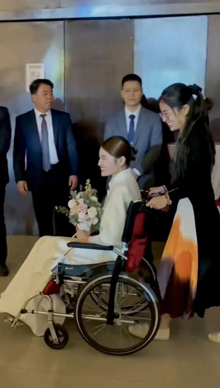 Á hậu Thùy Dung ngồi xe lăn sau khi gặp sự cố trong đám cưới