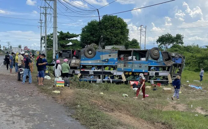 Cập nhật vụ xe khách chở 45 người lật ngửa tại Bình Thuận