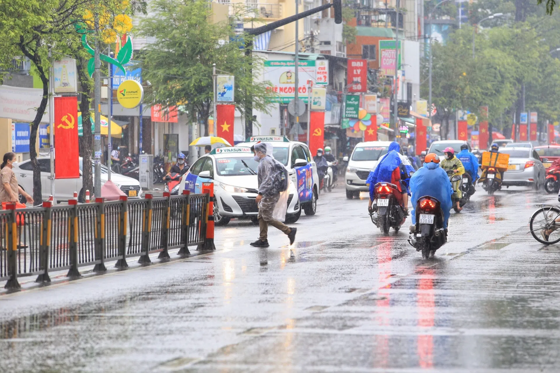 Các tỉnh thành trên cả nước mưa mưa đến bao giờ, cảnh báo thời tiết nguy hiểm trên biển?