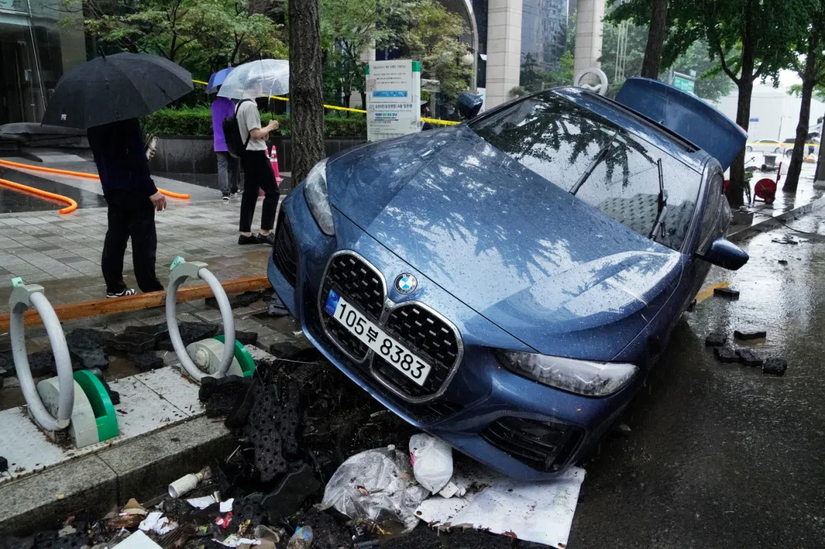 Chùm ảnh: Xót xa loạt xe sang ‘tan tác’ trên phố Seoul như bãi sắt vụn, còn lại gì sau thảm họa?
