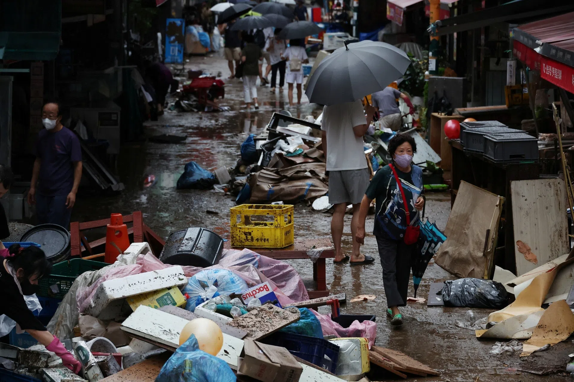 Chùm ảnh: Xót xa loạt xe sang ‘tan tác’ trên phố Seoul như bãi sắt vụn, còn lại gì sau thảm họa?