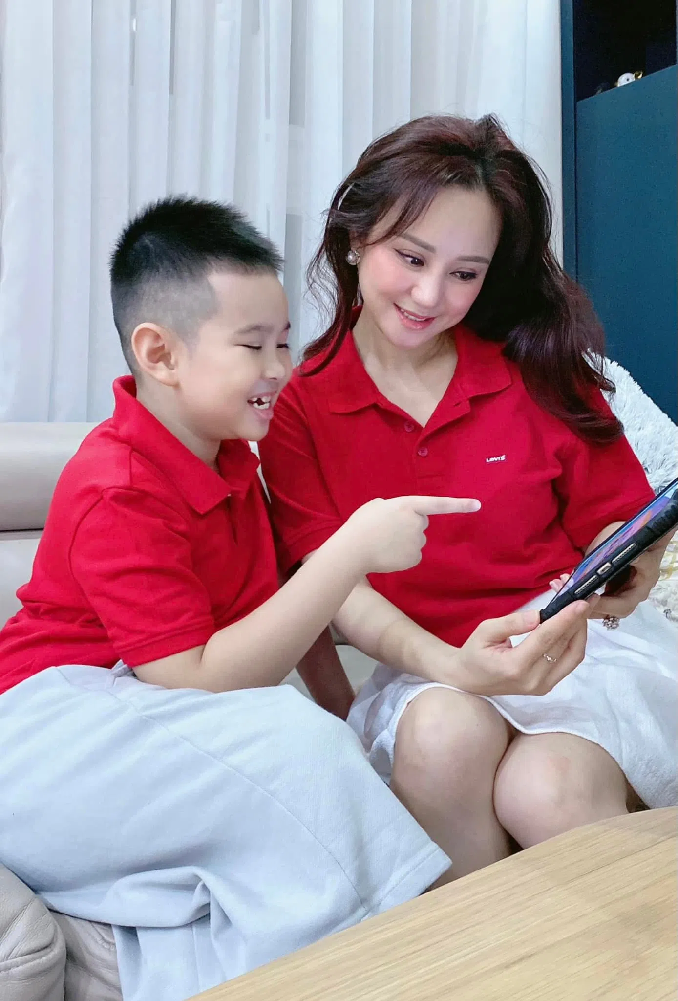 Khó tưởng tượng được thái độ của Vy Oanh giữa lúc vụ bà Phương Hằng liên tục có 'biến'