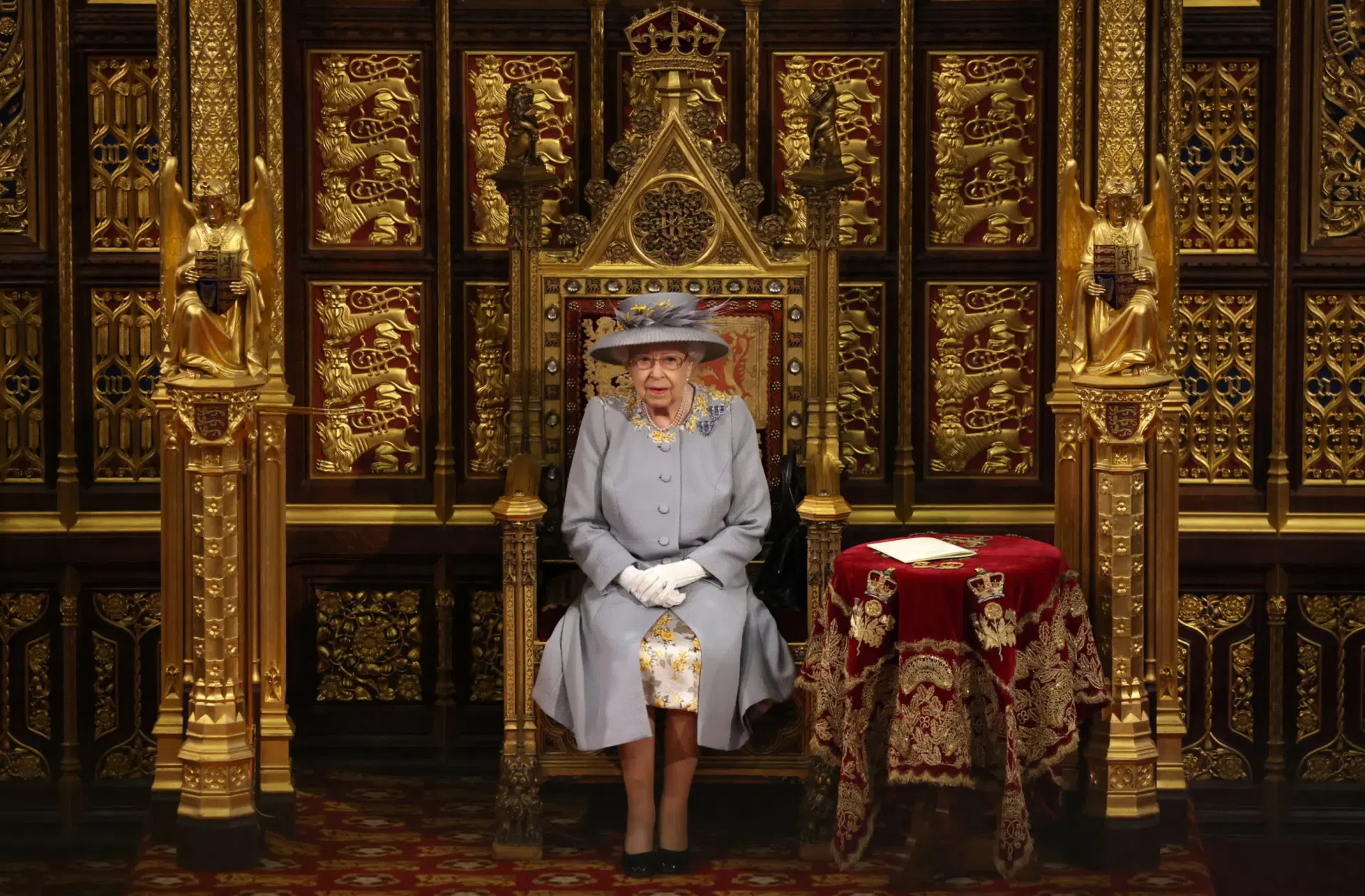 Ly kỳ chưa từng có trong lịch sử: Nữ hoàng Elizabeth II băng hà, dinh thự xuất hiện hiện tượng lạ khiến toàn dân bàng hoàng