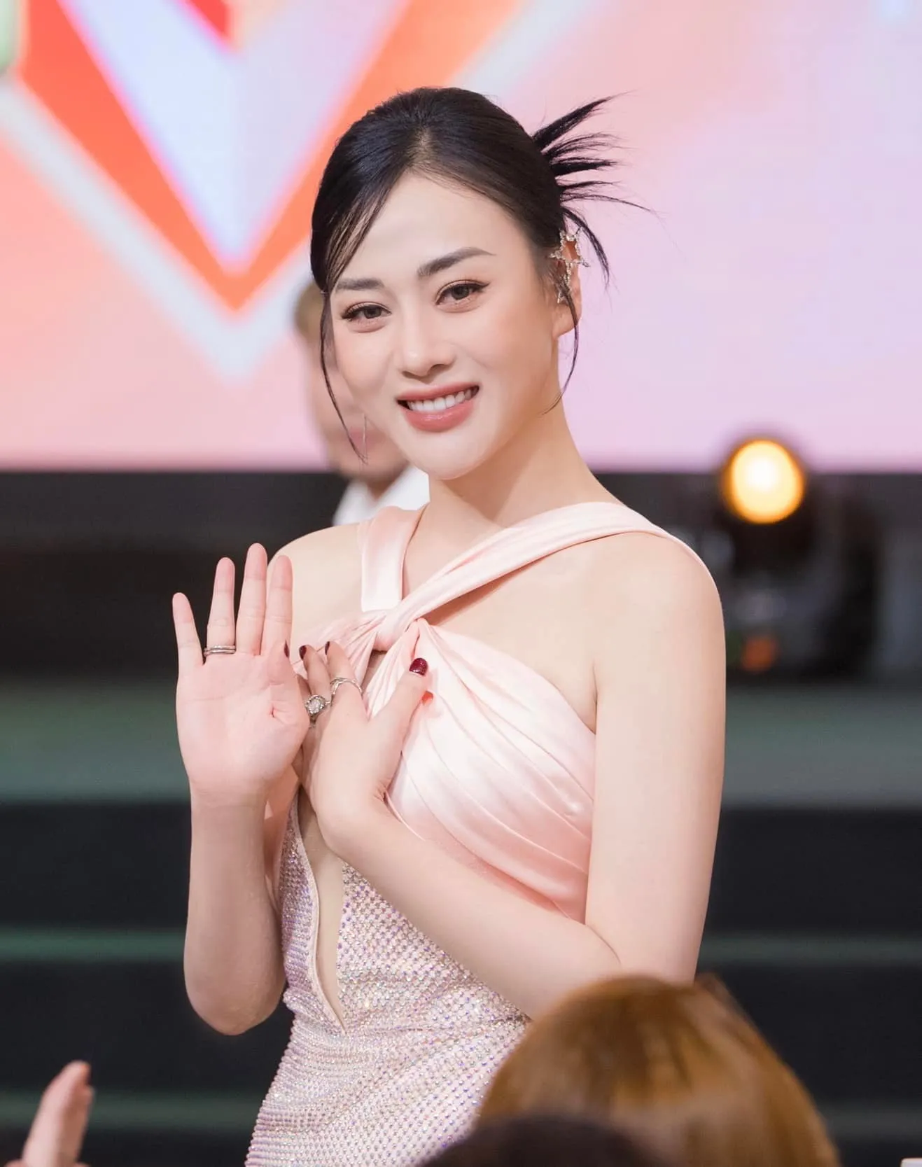 Phương Oanh đăng đàn 'lột trần' mưu mô của vợ Shark Bình, nhân vật có tiếng quyết 'vỗ mặt' thay chính thất