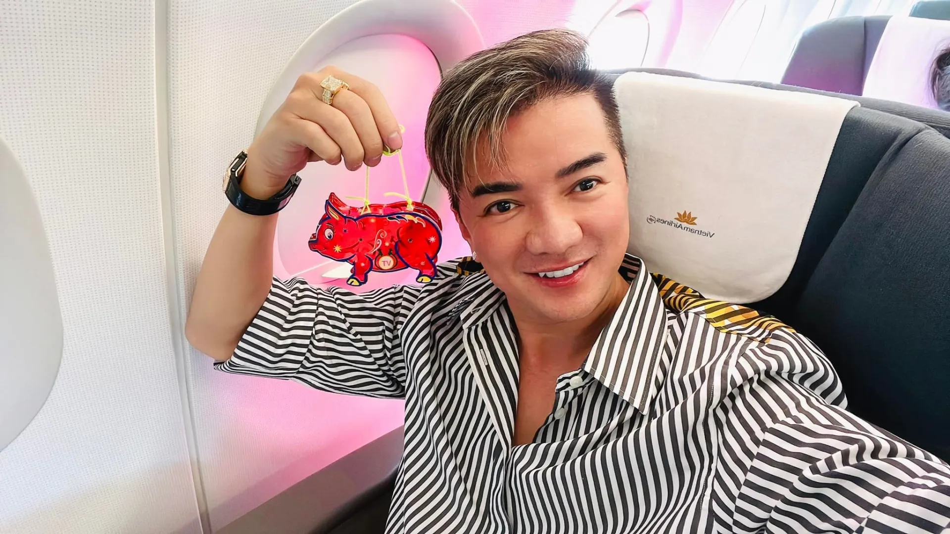 Sau ly hôn bầu show đình đám, Đàm Vĩnh Hưng 'buột miệng' tiết lộ có người yêu, CDM truy lùng danh tính