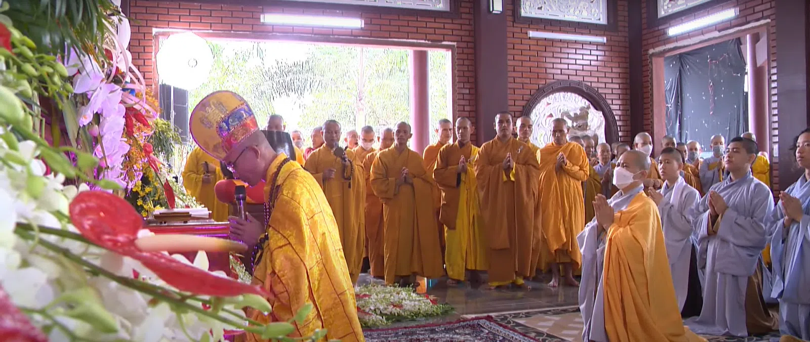 Đẫm nước mắt loạt ảnh giỗ đầu Phi Nhung: Con nuôi đội khăn tang khóc nghẹn, sự hồn nhiên của cậu út gây xót xa?