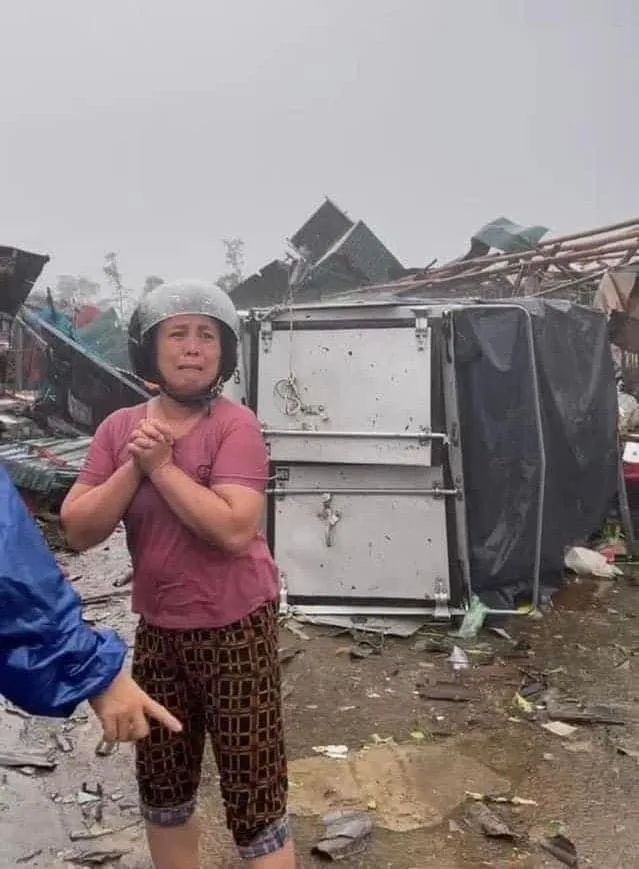 CHÙM ẢNH miền Trung sau cơn bão lịch sử: Tan hoang, người dân kiên cường chống chọi, ruột thịt ơi cố lên!