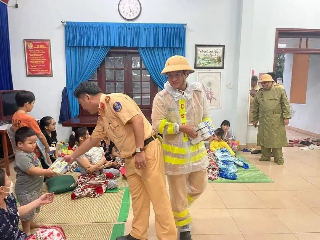 CHÙM ẢNH miền Trung sau cơn bão lịch sử: Tan hoang, người dân kiên cường chống chọi, ruột thịt ơi cố lên!