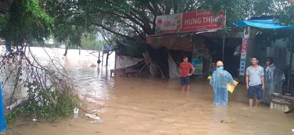 CHÙM ẢNH miền Trung sau cơn bão lịch sử: Tan hoang, người dân kiên cường chống chọi, ruột thịt ơi cố lên!