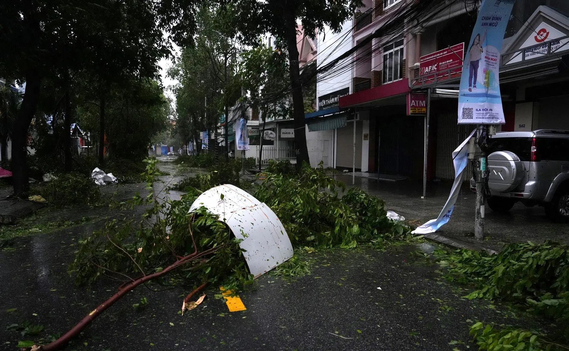 Nghẹn ngào những câu chuyện trước - sau cơn bão Noru càn quét: Tiệm vàng bay sạch của, người dân chắp tay kêu trời