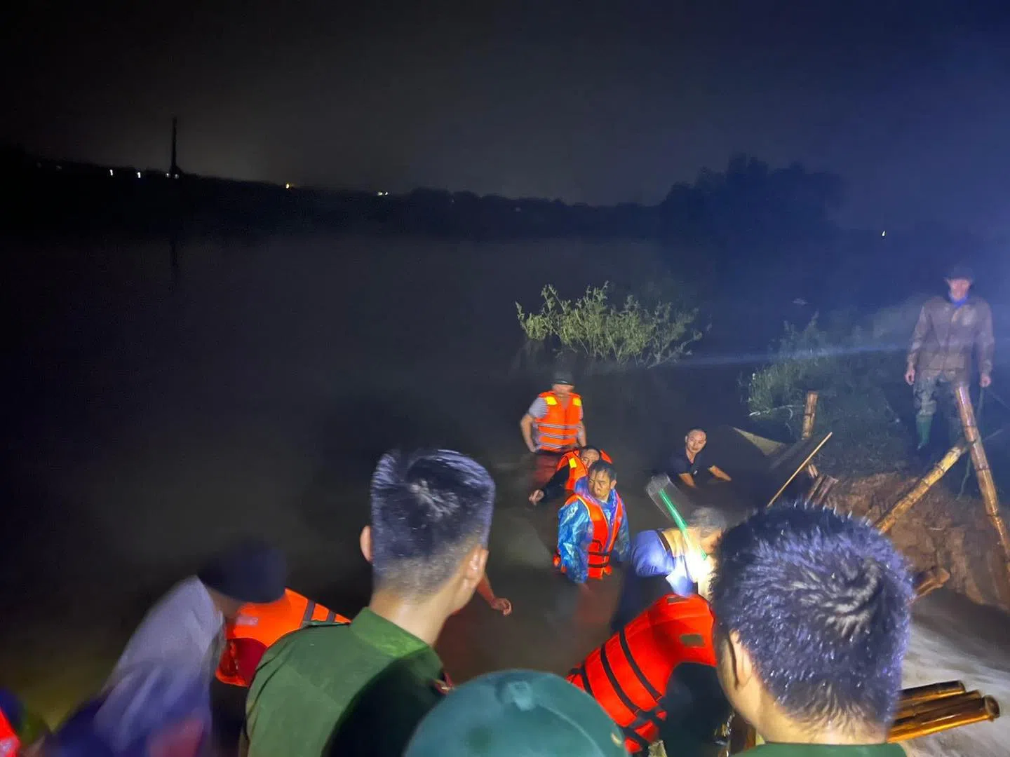Nghệ An: Thức trắng đêm cứu đê vỡ, tìm thấy thi thể 2 vợ chồng bị lũ cuốn, nước vẫn ngập chạm mái nhà