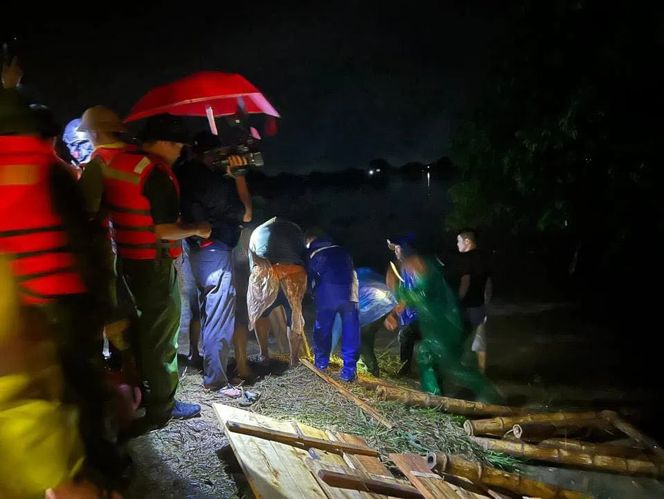 Nghệ An: Thức trắng đêm cứu đê vỡ, tìm thấy thi thể 2 vợ chồng bị lũ cuốn, nước vẫn ngập chạm mái nhà