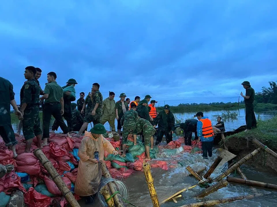 Nghệ An: Thức trắng đêm cứu đê vỡ, tìm thấy thi thể 2 vợ chồng bị lũ cuốn, nước vẫn ngập chạm mái nhà