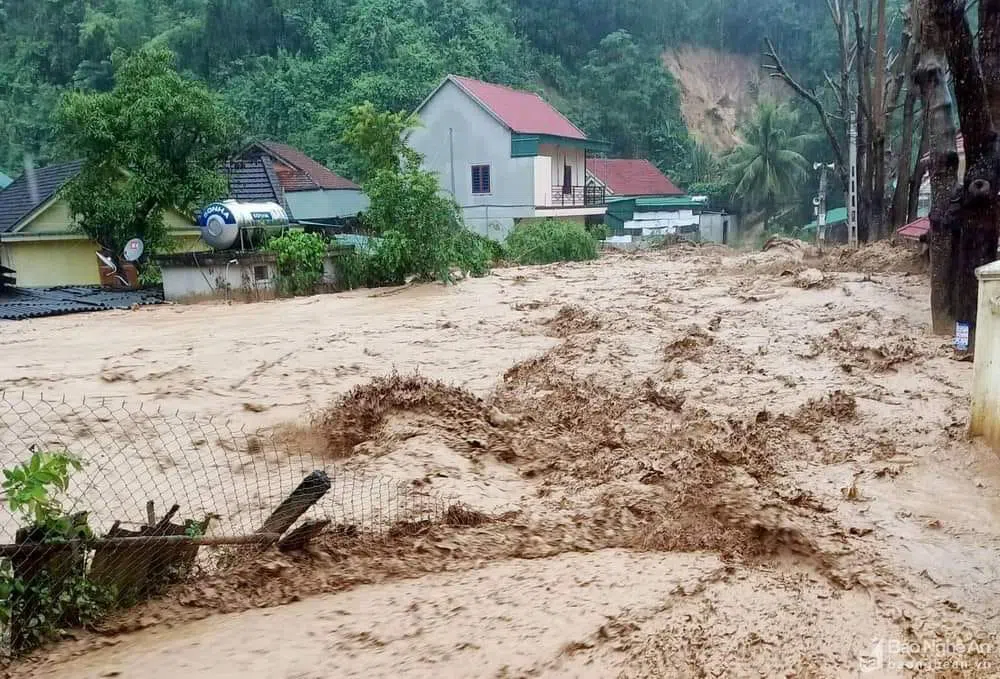 CHÙM ẢNH tại Nghệ An: Kỳ Sơn tan hoang sau trận lũ quét lịch sử, của cải bị chôn vùi, trắng đêm khắc phục hậu quả