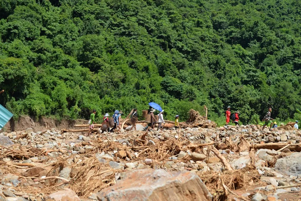 Nghệ An: Chùm ảnh người dân oằn mình sau trận lũ, thắt lòng cảnh ai nấy bần thần vì ‘của mất - nhà tan’