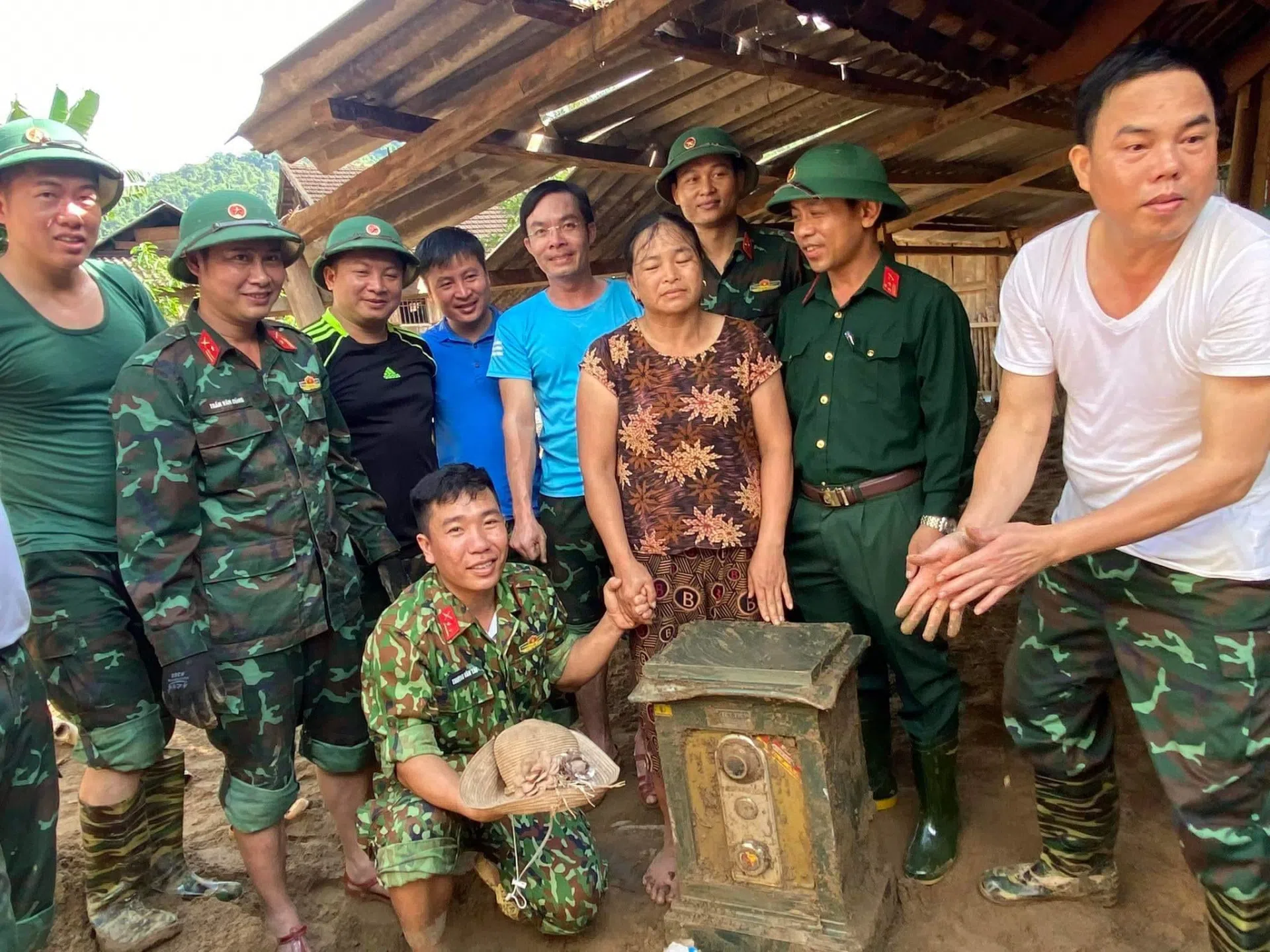 Nghệ An: Những câu chuyện ấm áp sau trận lũ lịch sử, của cải mất đi nhưng tình người còn mãi