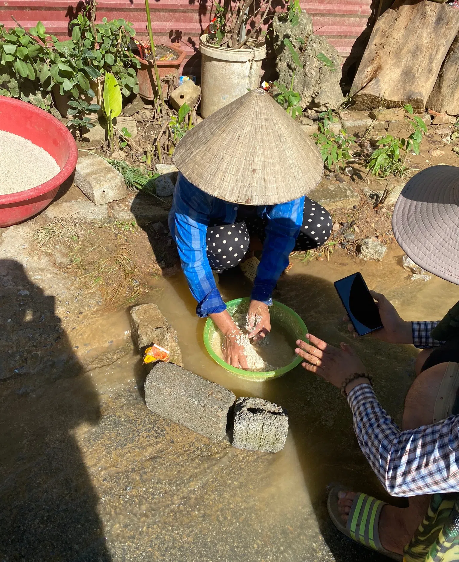 Nghệ An: Những câu chuyện ấm áp sau trận lũ lịch sử, của cải mất đi nhưng tình người còn mãi