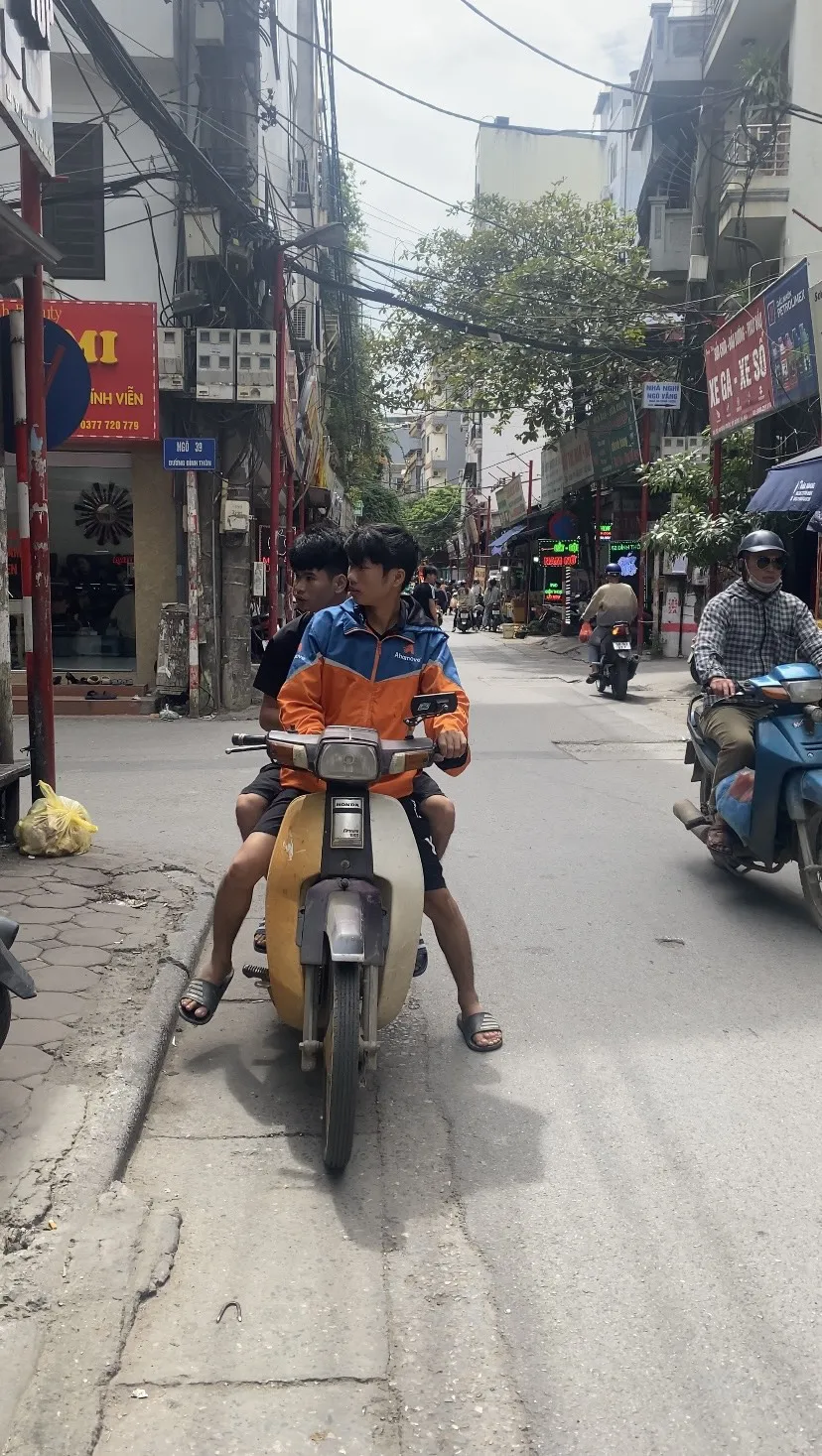 Người dân Hà Nội đón đợt không khí lạnh đầu tiên: Mặc áo phao rét, đội mũ len đeo tất tay ra đường