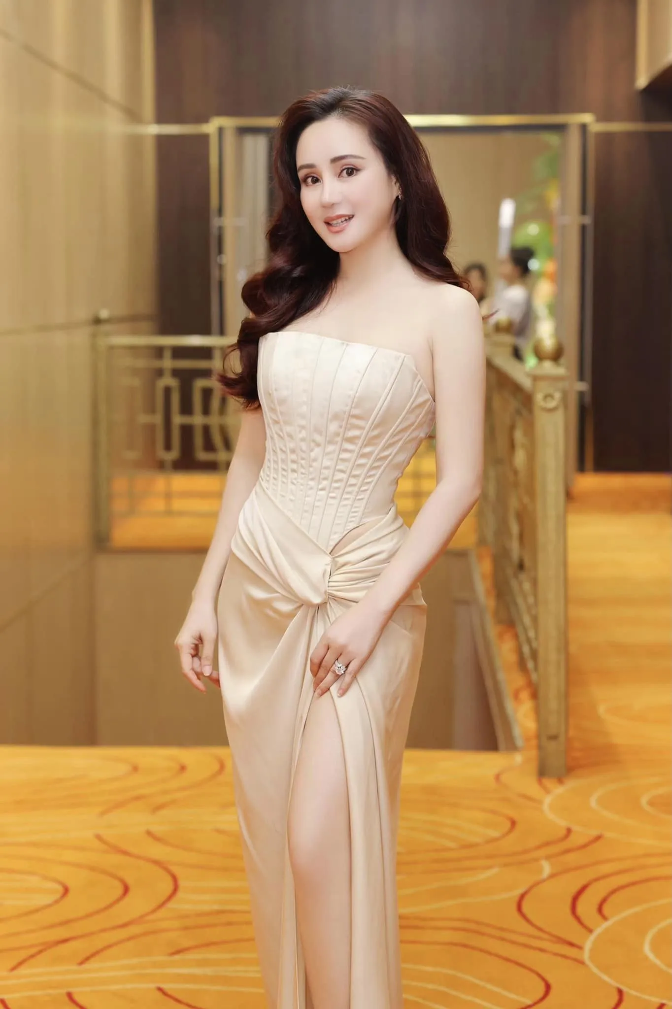 Vy Oanh xả loạt ảnh khoe nhan sắc đẹp không tì vết, dân tình khen: Gái ba con trông mòn con mắt