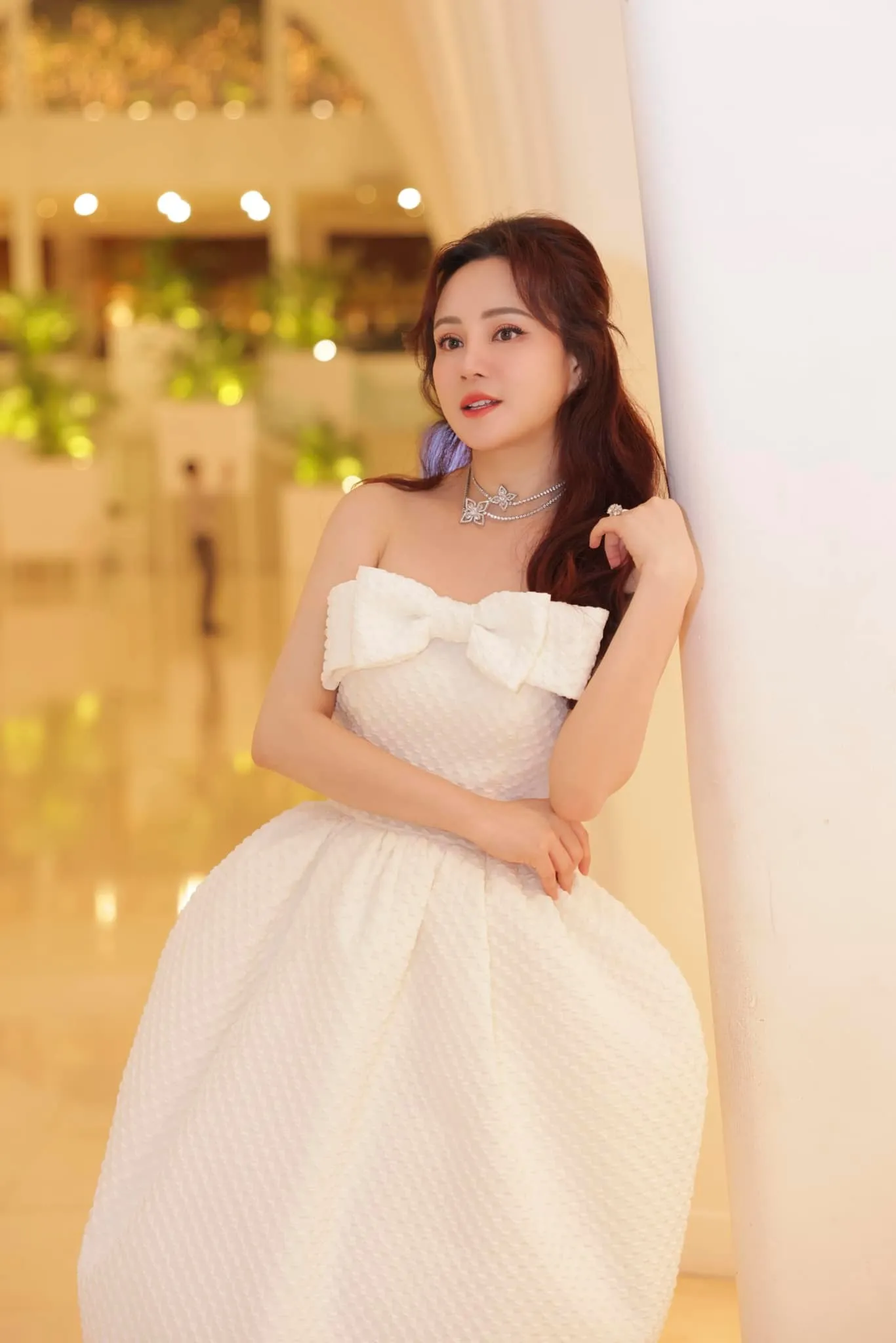 Vy Oanh xả loạt ảnh khoe nhan sắc đẹp không tì vết, dân tình khen: Gái ba con trông mòn con mắt