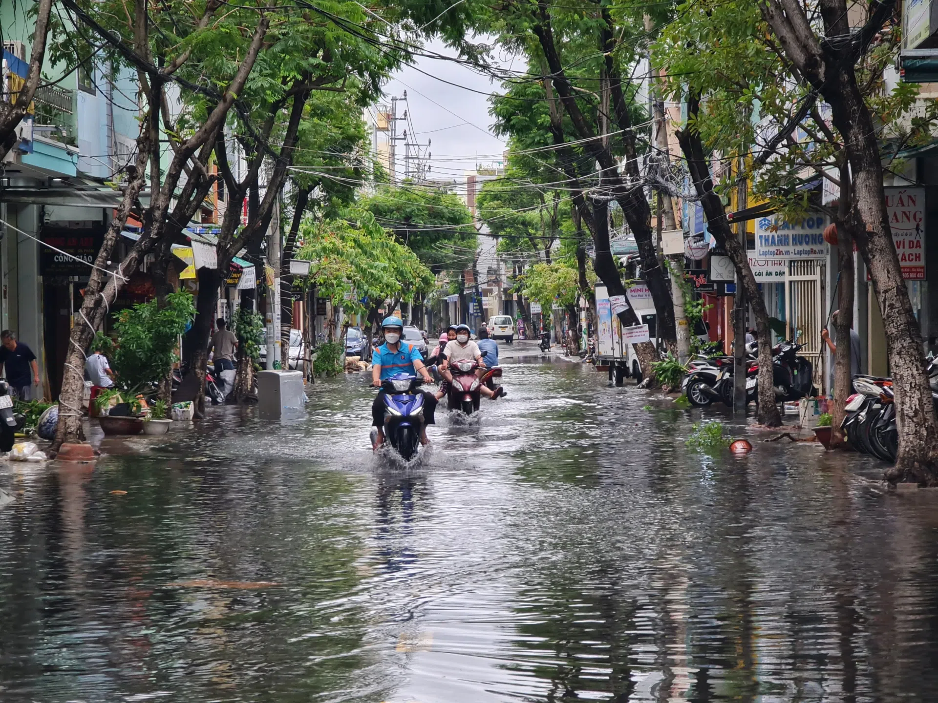 CHÙM ẢNH: Đà Nẵng vực dậy trận mưa lịch sử, ngời sáng tinh thần 'tương thân tương ái'