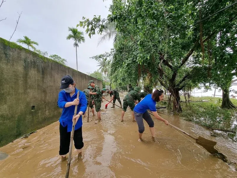 CHÙM ẢNH: Đà Nẵng vực dậy trận mưa lịch sử, ngời sáng tinh thần 'tương thân tương ái'