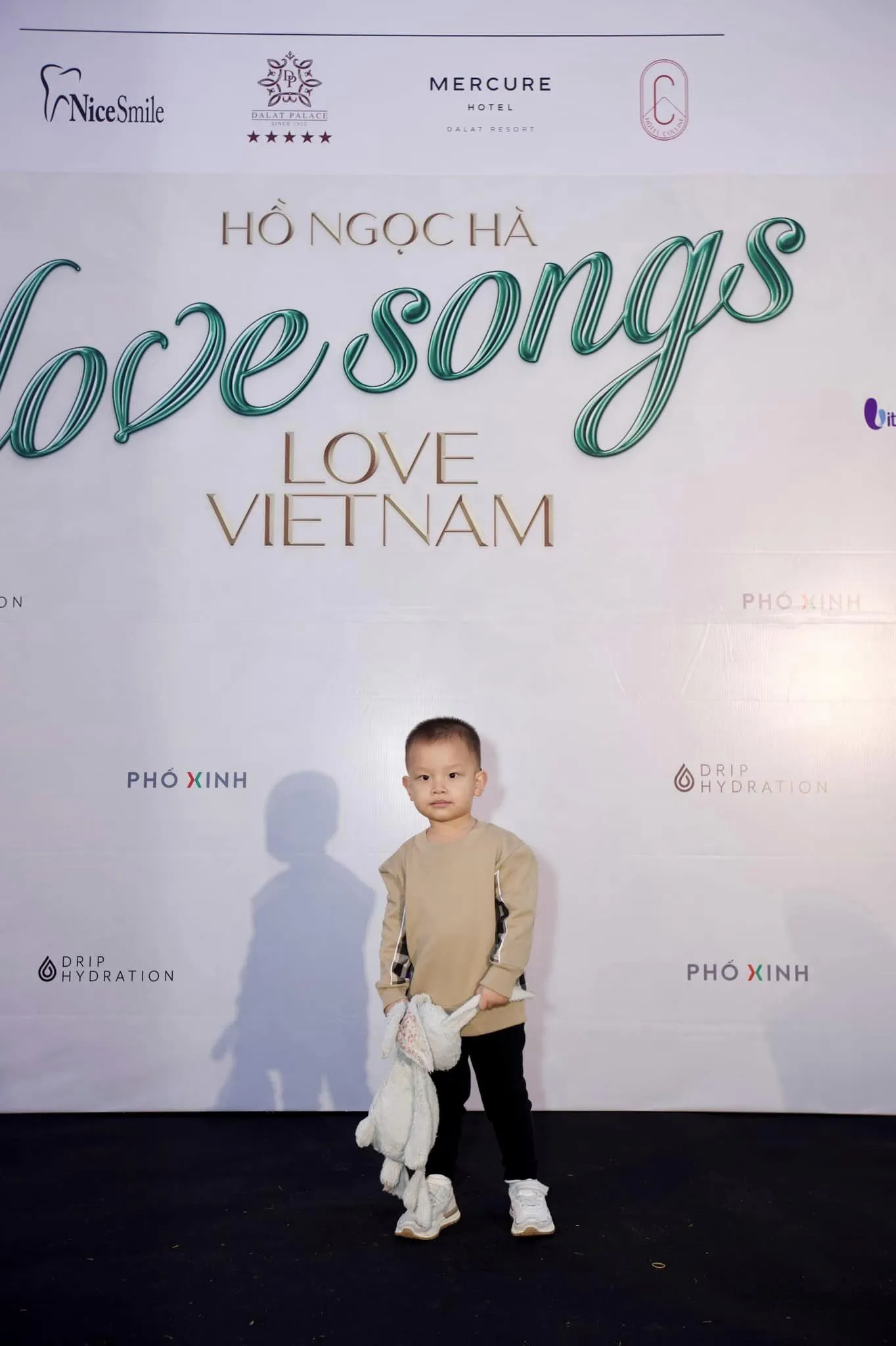Video: Con trai Hồ Ngọc Hà tạo dáng 'ngầu đét' tại thảm đỏ