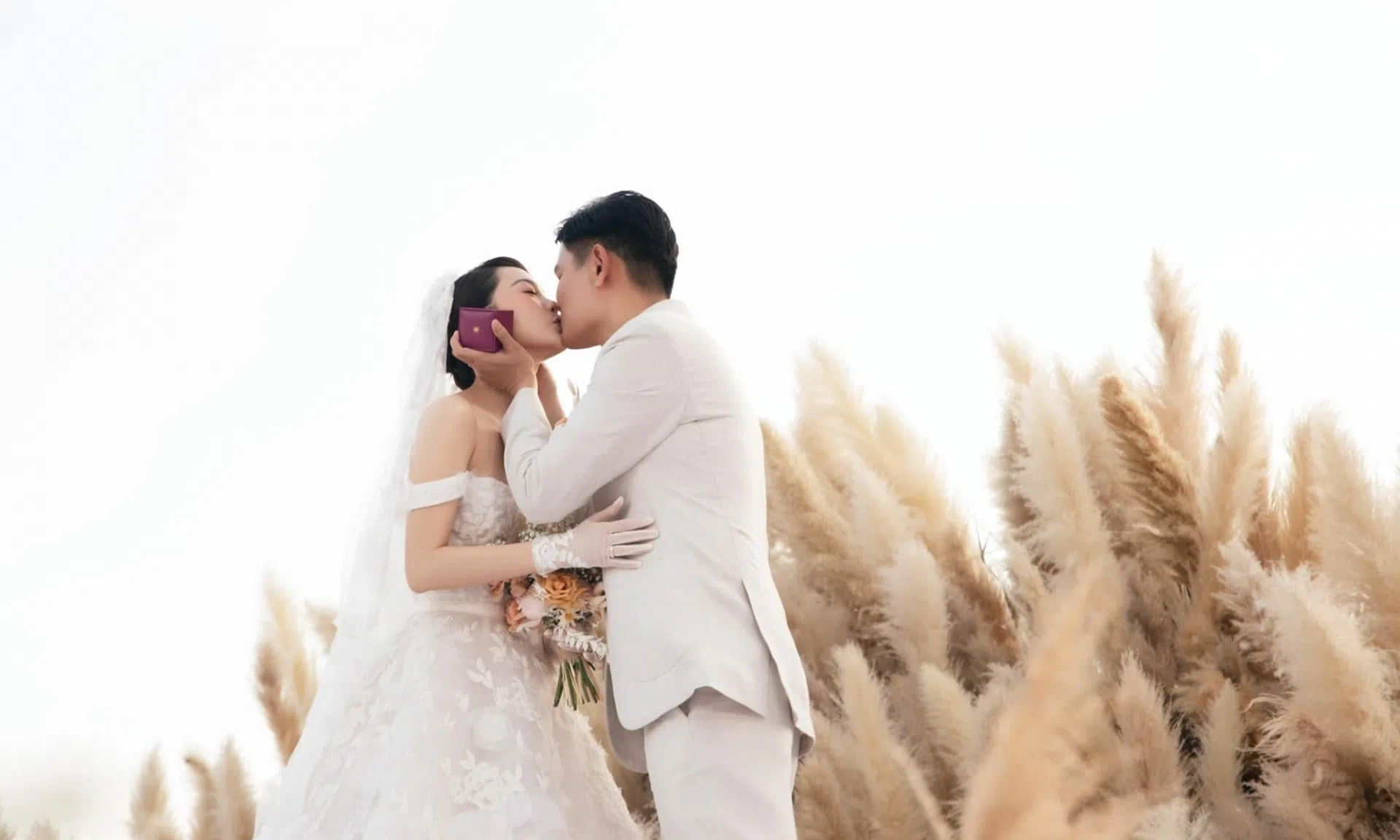 Trở thành nàng dâu hào môn khét tiếng, Minh Hằng tặng gì cho ba mẹ dịp Tết Quý Mão 2023