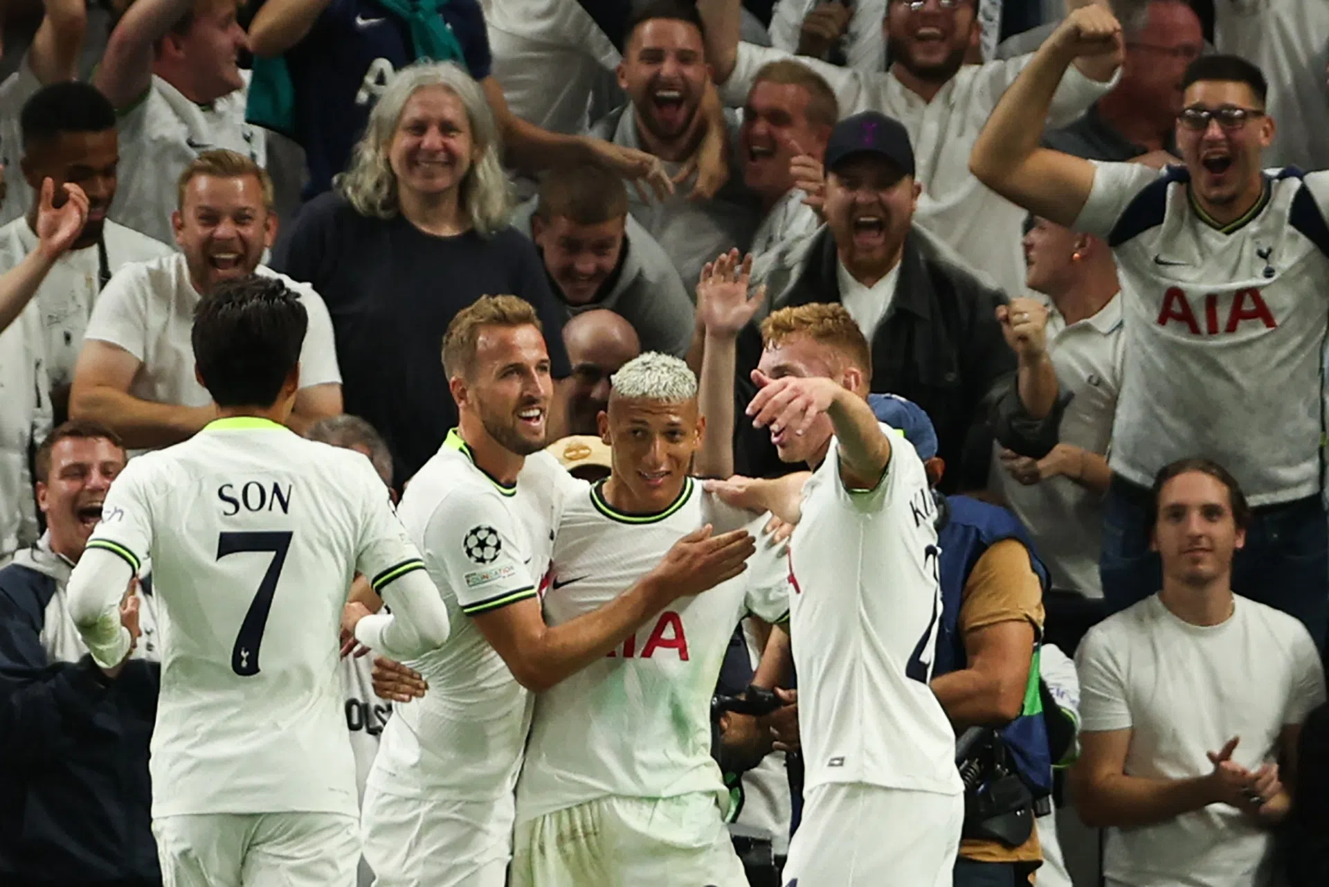 CĐV Tottenham và Marseille ‘giao lưu võ thuật’ sau trận khai màn Champions League 184089