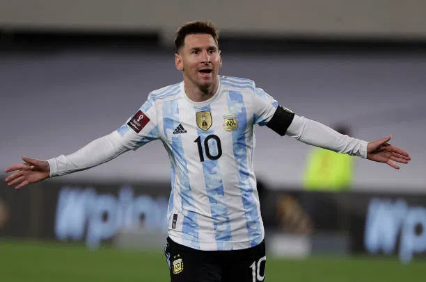 Phát cuồng vì Messi, cầu thủ Argentina có hành động không tưởng để ghi lại khoảnh khắc ‘cả đời có một’  194324