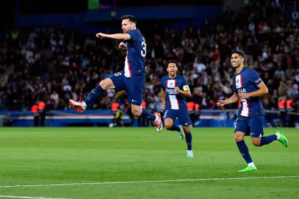 ‘Phép thuật’ của Messi khiến ‘kẻ ngông cuồng’ Mbappe phục sát đất 196071