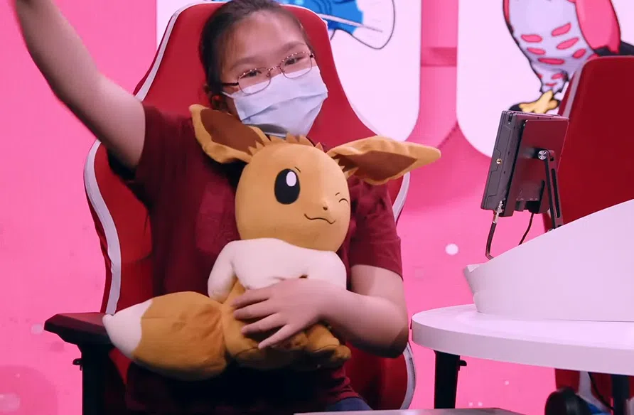 Nữ game thủ 11 tuổi gốc Việt vô địch giải Pokemon quốc tế 256825