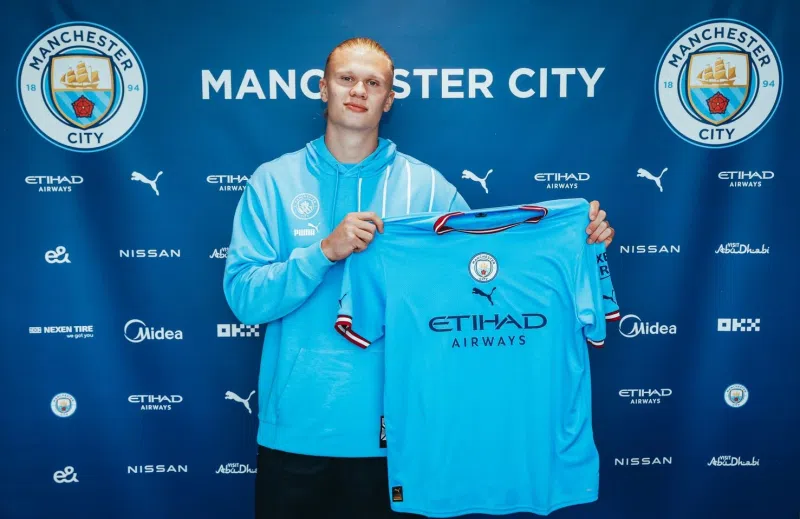 Man City vung tien troi chan bieu tuong cua doi bong