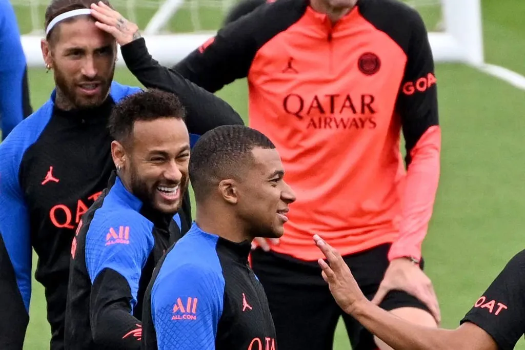 Mbappe giở trò 'nịnh bợ', PSG đón 'máy dội bom' thay thế Neymar? 183776