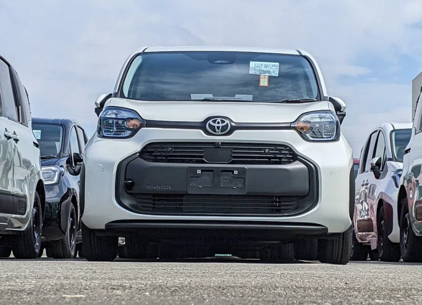 toyota-sienta-2023