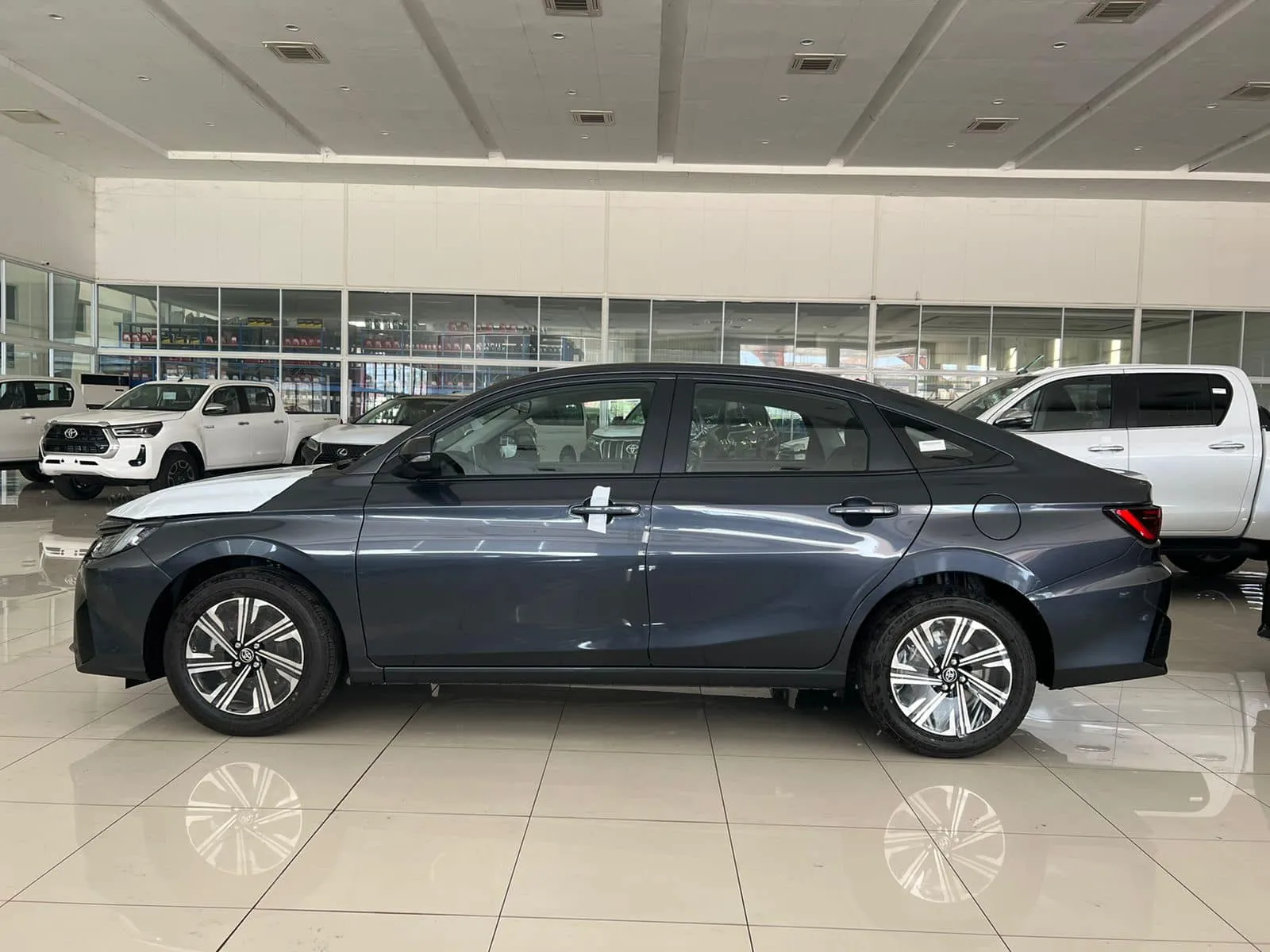 Toyota Vios 2023 ra mắt tại Lào 