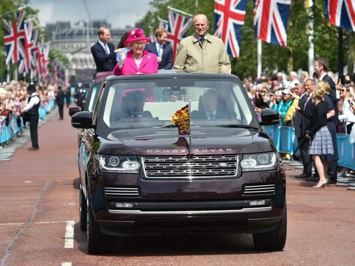 Nữ hoàng Anh Elizabeth II và niềm đam mê với xe cộ đáng kinh ngạc 184661